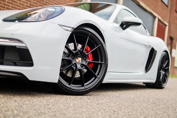 Achterlicht van de Porsche 718 Cayman van dichtbij