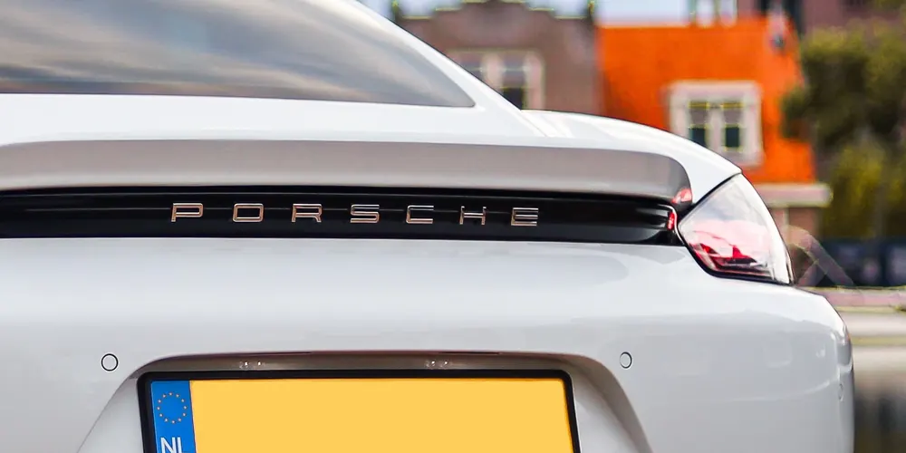 Porsche-belettering op de achterklep van de 718 Cayman