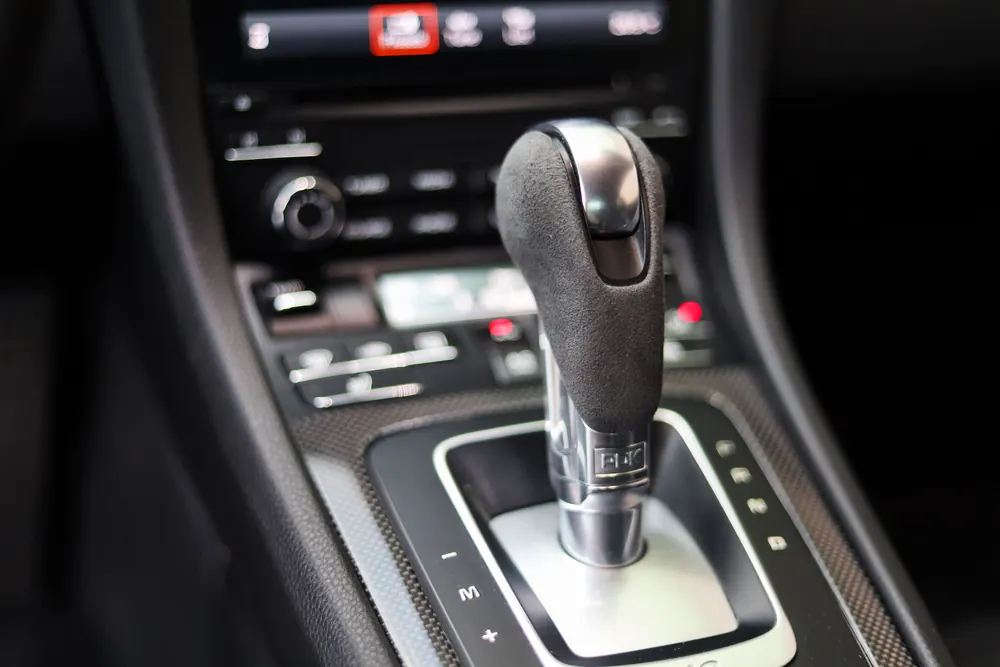 Sportstoelen in het interieur van de Porsche 718 Cayman
