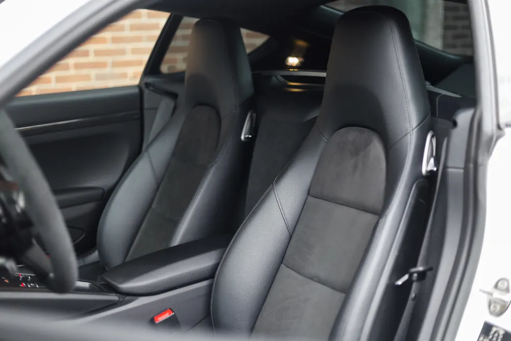 Stuurwiel van de Porsche 718 Cayman met Porsche-embleem