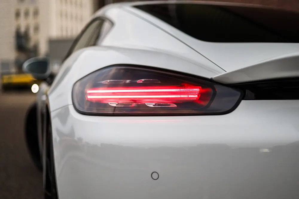 Toerenteller op het dashboard van de Porsche 718 Cayman