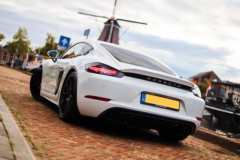 Porsche 718 Cayman met de molen op de achtergrond