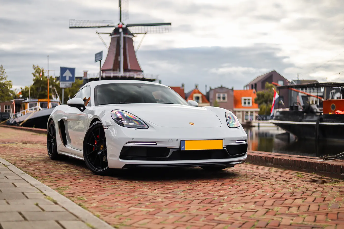 Porsche 718 Cayman aan het water in Staphorst