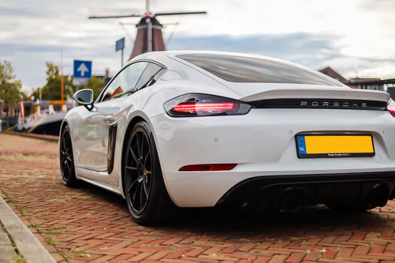 Porsche 718 Cayman op klinkerbestrating in Staphorst