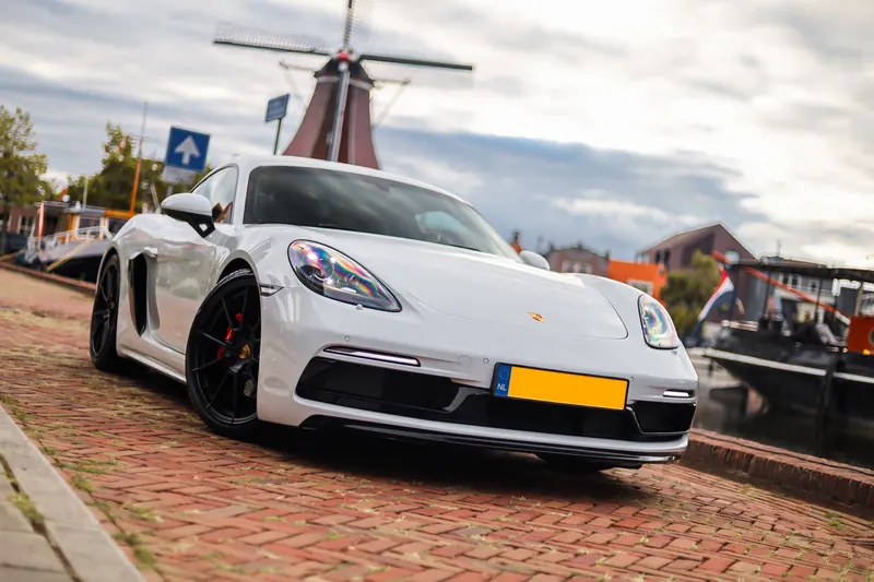 Porsche 718 Cayman voor de molen in Staphorst