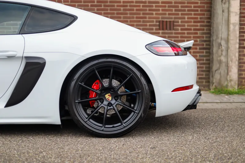 Zijaanzicht van de Porsche 718 Cayman met zicht op de velgen